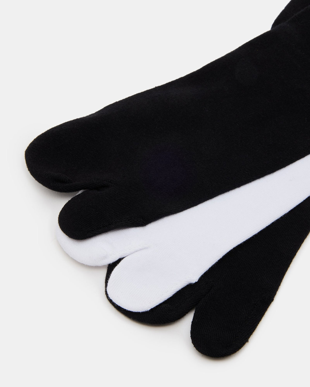 SPLIT TOE CREW SOCKS BLACK/WHITE