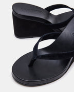 LECTURE DE BLACK SUEDE