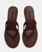 JOUER DU DAIM MARRON