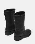 CUIR NOIR ÉGARÉ